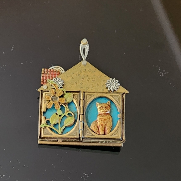 Brooch (pin) house with cat in a window vintage - Picture 4 of 4
